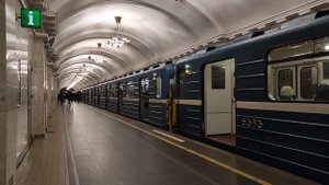 Поезд метро Ема-502 на станции метро Пушкинская КВЛ. Петербургский метрополитен.