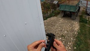 Чем заделать дырки в профлисте. Лайфхак.