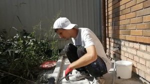 Отмываем шпаклевочный валик от окаменевшего гипса.