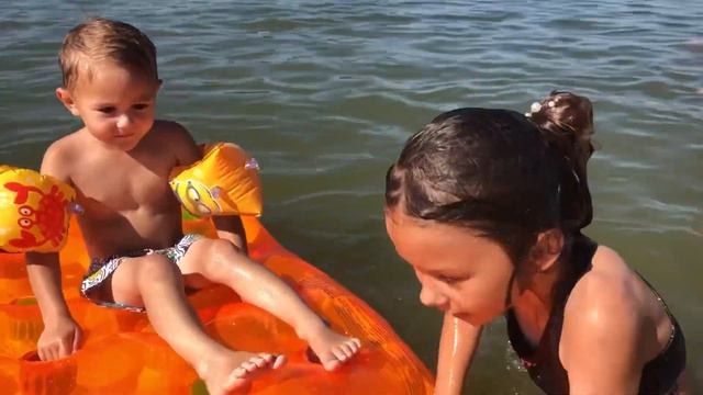ПЛАВАЕМ НА НАДУВНОМ МАТРАСЕ смотреть онлайн