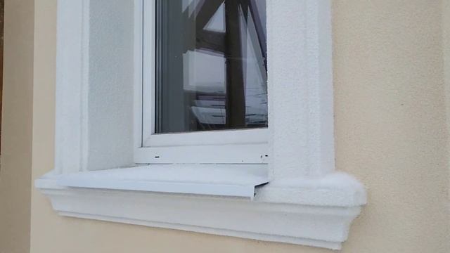 Фасадные декоративные элементы из пенопласта на доме, утеплённом по технологии Мокрый Фасад смотреть онлайн