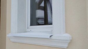 Фасадные декоративные элементы из пенопласта на доме, утеплённом по технологии Мокрый Фасад