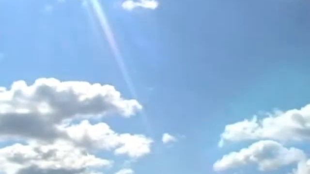 Сильный ветер. Летают воздушные змеи. смотреть онлайн