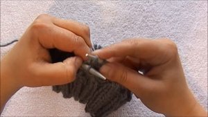 Женская шапка спиралью, вязание спицами