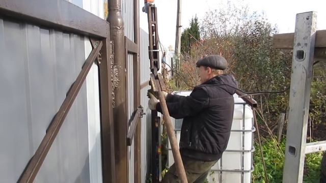 Закручивание винтовой сваи дрелью