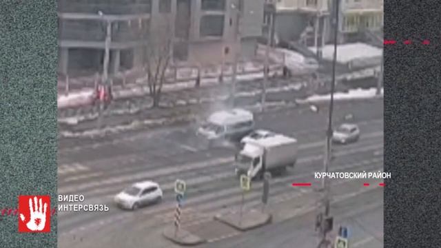 В Ленинском районе во дворе дома вспыхнула машина смотреть онлайн