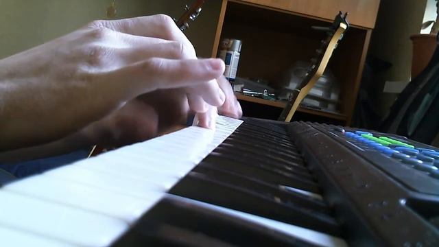 Гениальный мультиинструменталист играет на элитном синтезаторе смотреть онлайн