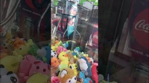 Играем в автомат с игрушками. Выигрываем в хватайке ещё одного охранника из игры в кальмара.