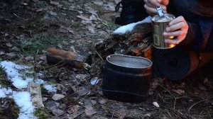НОЧЕВКА ЗИМОЙ В БЕРЛОГЕ . ВЫЖИВАНИЕ 24 ЧАСА . ЛЕСНАЯ ЗЕМЛЯНКА