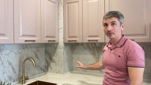 Неоклассическая кухня Роза в матовой эмали с антресольными шкафами.