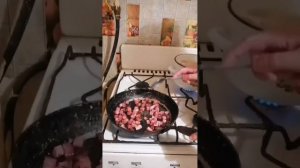 БЕЗУМНЫЙ ПАША. ИРИШКА ЧИКИ ПИКИ ГОТОВИТ ЛЮБИМОМУ МУЖУ ДОМАШНИЙ СУП С ЖАРЕНОЙ КОЛБАСОЙ И КАРТОШКОЙ.