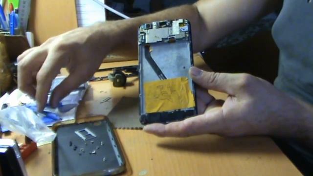 Замена аккумулятора телефона на моделях с несъемными батареями.