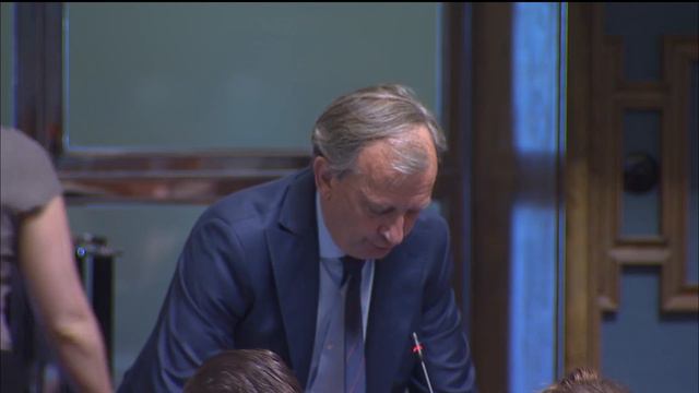 Harry Harkimo selittää jotain sekavaa työllisyydestä