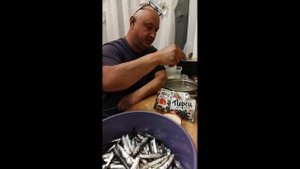Анчоус в пряном посоле. Насобирал рыбу и приготовил.