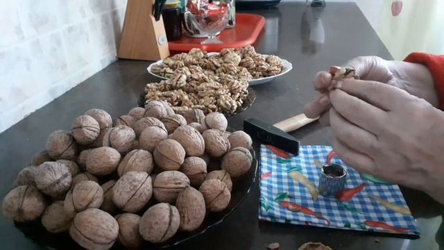 Грецкие орехи хороший урожай.Чистим орехи быстро и красиво.@larapavlovna