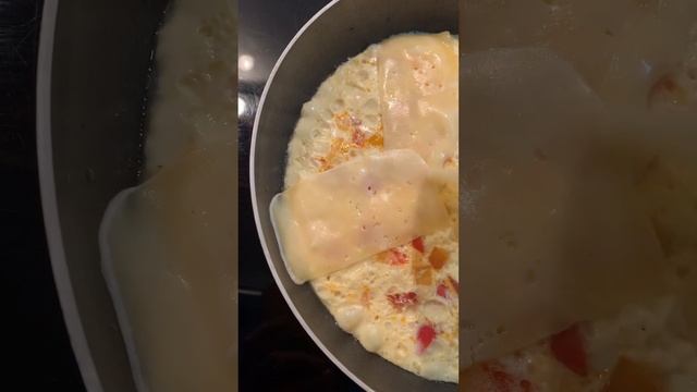Вкусный омлет с перцем, ветчиной, сыром и колбасой! #еда #едим #едимвкусно #лайфстайлблог