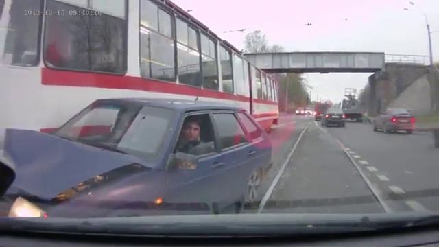 Трамвай таранит девятку смотреть онлайн