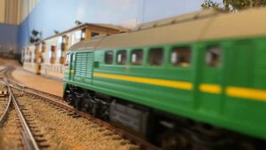 M62 Piko и пассажирский вагон Китайских ЖД YZ22 прибывает к перрону от Laser_build