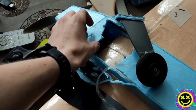 Самодельный радиоуправляемый самолёт из потолочки. Полетит???