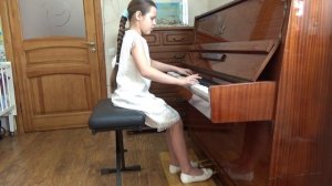 Кудака Анна И.С.БАХ "Маленькая прелюдия"№8, С.С.Прокофьев "Ходит месяц над лугами" фортепиано 9 лет