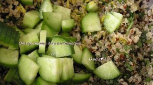 Мятный салат из киноа с зеленью и тыквенными семечками