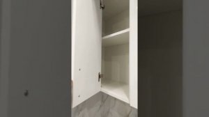 Двухярусная кухня с пластиковыми фасадами