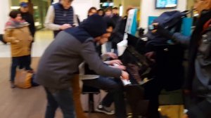 ПОТРЯСАЮЩАЯ ИМПРОВИЗАЦИЯ НА ПИАНИНО ► На Вокзале Парижа