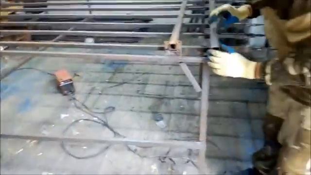 Очень удобно собирать секции забора, когда есть стол с маяками.
