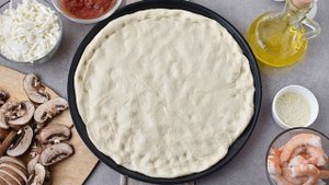 Пицца с креветками и грибами