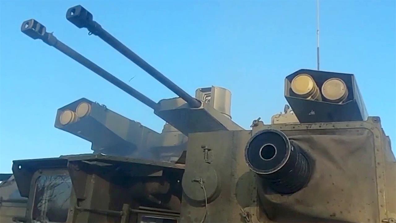 На линии фронта в районе Сватово уничтожают противника боевые машины поддержки танков "Терминаторы"