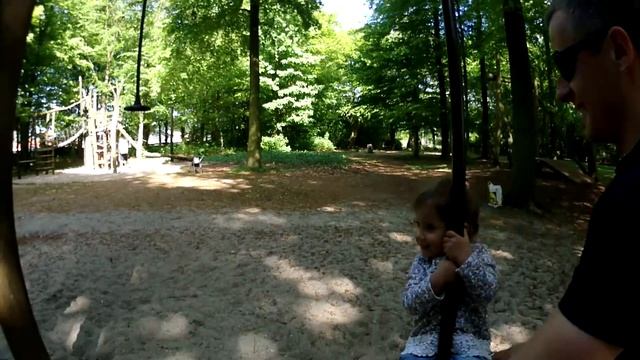 ПРОГУЛКА В ПАРКЕ катаемся на КАЧЕЛЯХ PLAYING IN THE PARK SWINGS смотреть онлайн