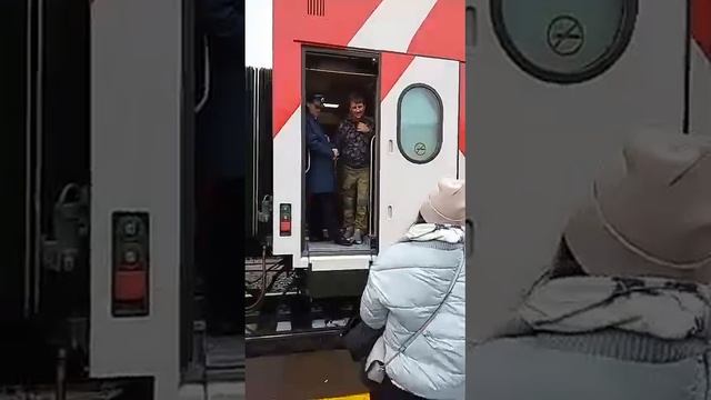 Очень трогательное видео. 

Провожая мужа на фронт, жена исполнила для него русскую народную песню