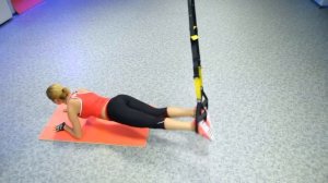 Девушкам: упражнения на пресс и ягодицы с петлями TRX