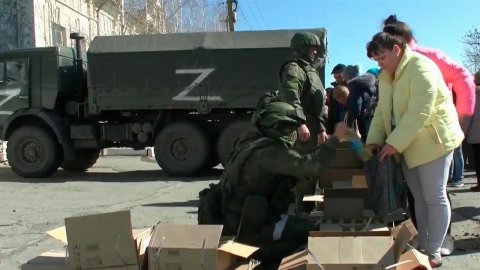 Российские военнослужащие за последние сутки провели 12 гуманитарных акций в Донбассе и на Украине
