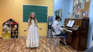 Шестакова Алёна (9 лет) Неаполитанская народная песня «Санта лючия»