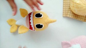 Baby shark em amigurumi