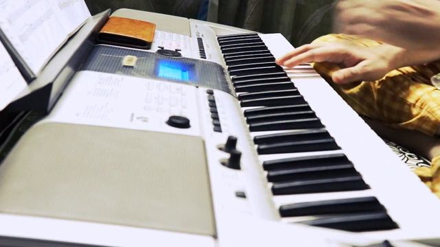 YAMAHA PSR i425 Keyboard: Playing a Sad Melody | Violin | Waltz Accompaniment смотреть онлайн