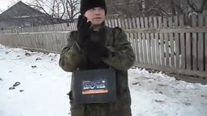 Чувак ходит с самбуфером по деревне