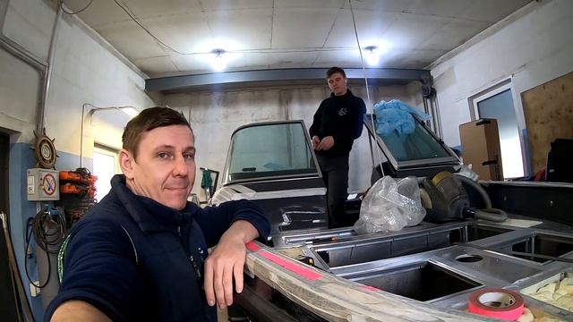 Расклейка бортов, а также сборка носовой и кормовой палубы на призовом Finval 555 ZPC 2021. смотреть онлайн