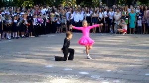 Дети танцуют на школьной линейке 1 сентября! Children dance