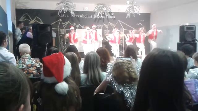 Новогодний танец смотреть онлайн