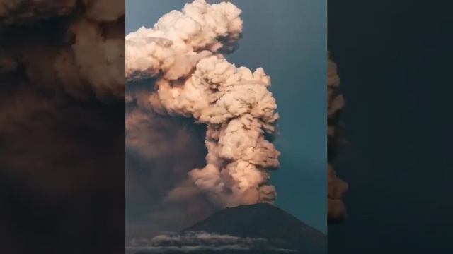 Захватывающие кадры извержения вулкана Агунг на острове Бали.