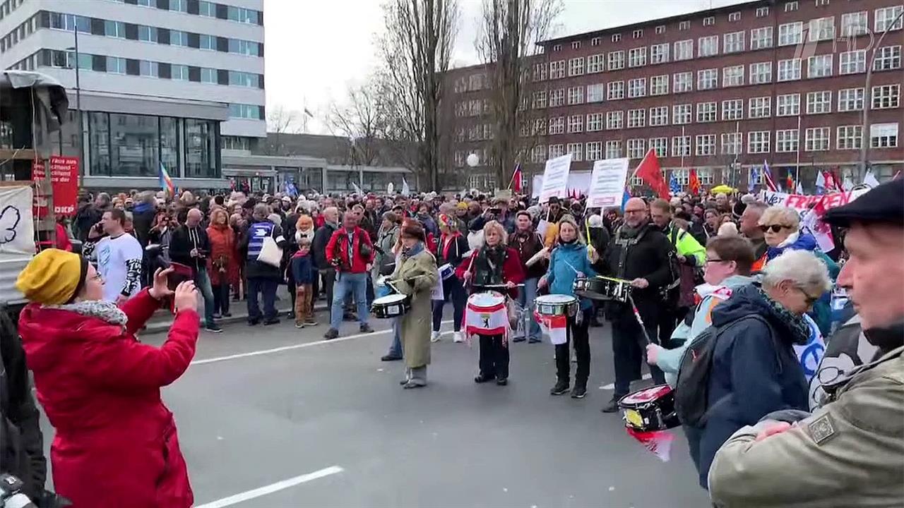 Прекратить поставки оружия киевскому режиму призвали протестующие в Германии