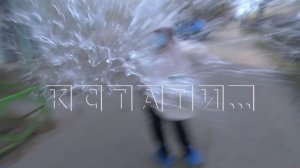 Выброшенный из окна телевизор тяжело травмировал прохожую. Хозяева телевизора напали на журналистов.