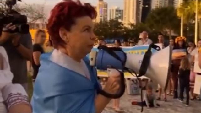 Королева в ярости послала своего мужа Тарзана. Сбежала в США к Маме. смотреть онлайн