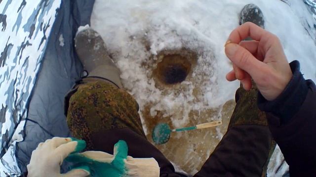 ловля плотвы на опарыша с чесноком на зимней рыбалке,которая чуть не стала для меня последней!