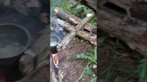 Как подвесить кружку над костром