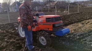 Вспашка минитрактором КУБОТА GT-3 самодельным 3-х корпусным плугом. Овидиополь