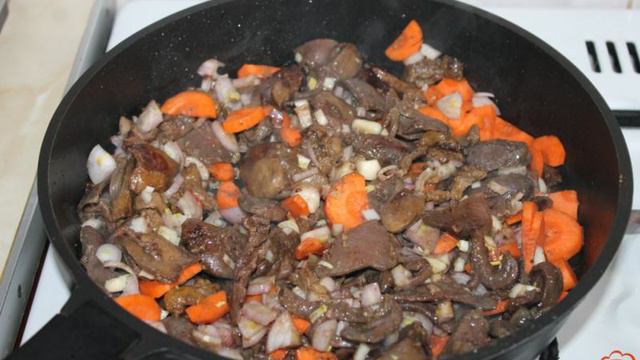 Блины с утиной печенью и овощами