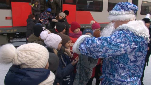 Полицейский Дед Мороз на перроне станции Екатеринбург